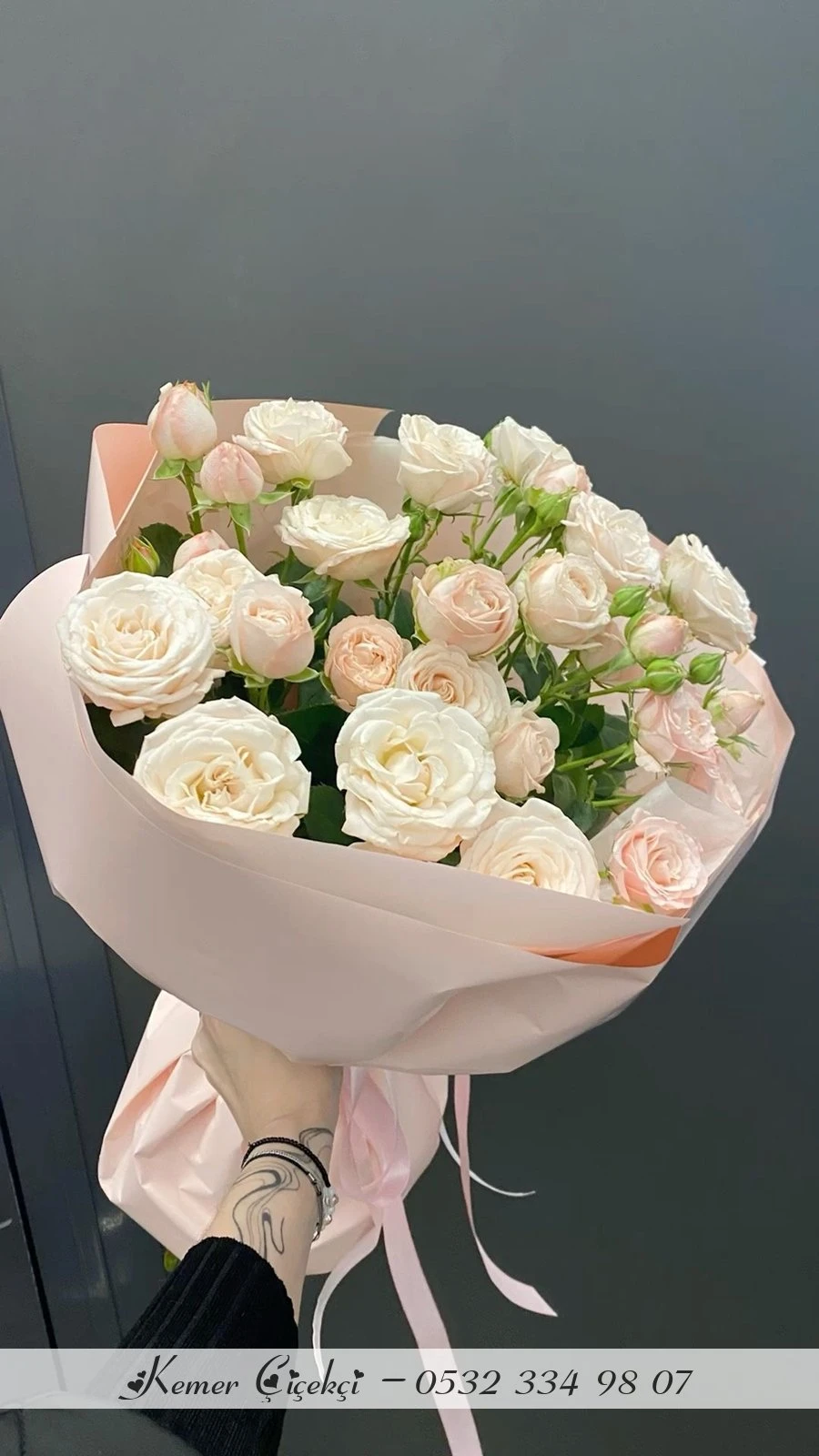 25 Adet Somon Ve Beyaz Renk Karişik Gül Buketi̇