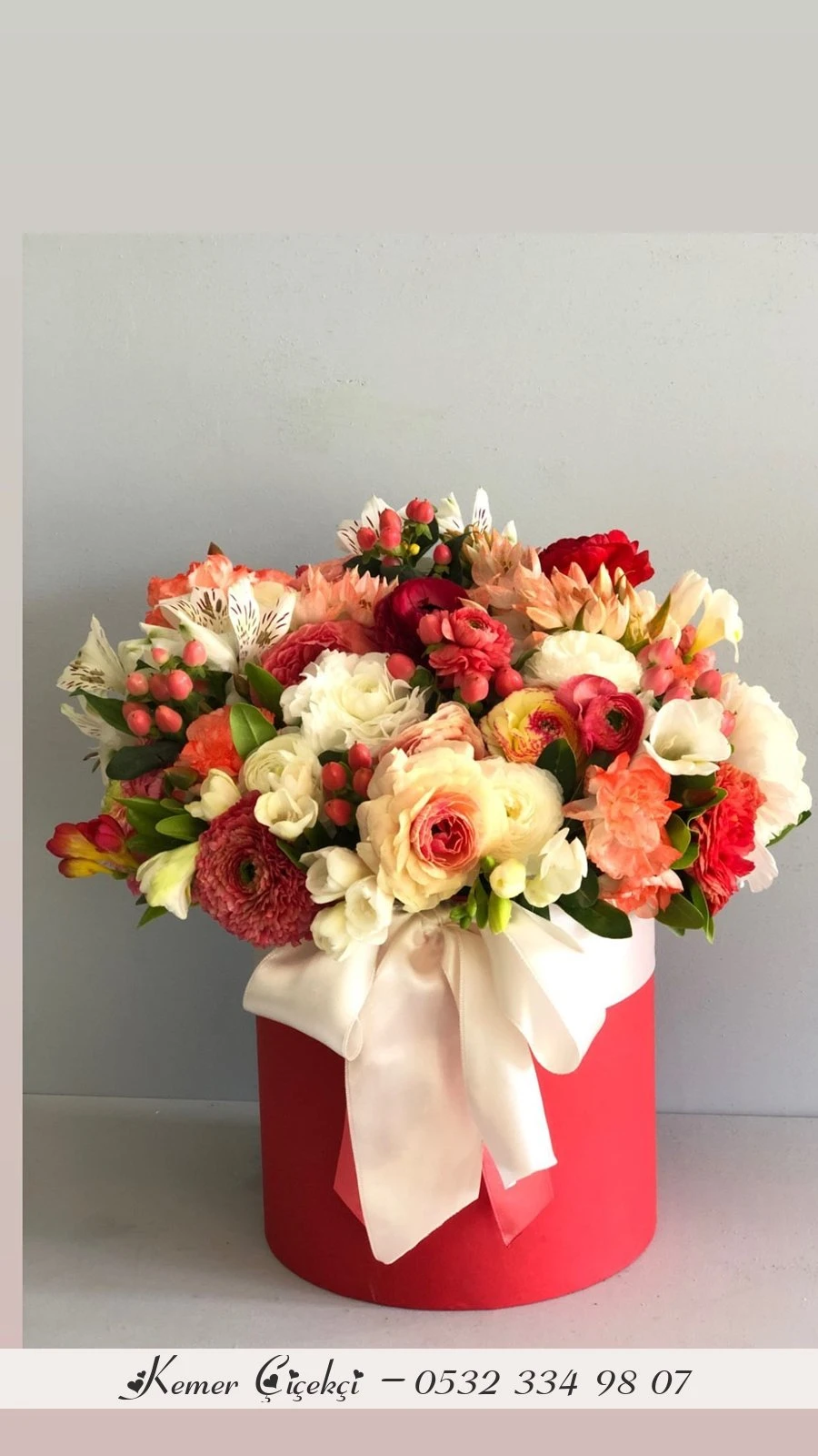 زهور في صندوق أحمر