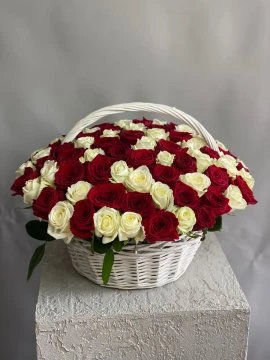Hasir Sepette 101 Adet Kirmizi Beyaz Gül