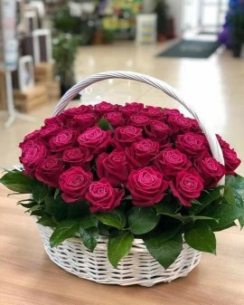 Hasir Sepette 51 Adet Kirmizi Gül